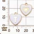 Gouden hartvormige hanger met letter T en witte oliedruppel op een raster schaal - Letter T / Wit