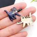 Schwarzer Katzen-Anhänger mit Emaille-Messer für DIY-Schmuck, in der Hand präsentiert - Dunkelblaue Emaille Katze Mit Blutigem Messer (19124)