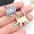 Cartoon Graue Tigerkatze Anhänger mit Messer Emaille-Charm für DIY Schmuck Ketten - Hellblau Gestreifte Emaille Katze Mit Messer (19126)
