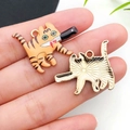 Orange getigerte Katze Emaille-Anhänger mit Messer-Detail für DIY-Schmuck und Basteln - Orange Gestreifte Emaille Katze Mit Messer (19127)