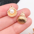 Ciondoli a conchiglia dorati con perla per gioielli fai-da-te tenuti sulla punta - Conchiglia di Perla in Smalto Oro KC (11948) / 12x15mm
