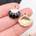 Ciondoli a conchiglia dorati con smalto bianco e nero per creazione di gioielli - Conchiglia Marina in Smalto Nero (12033) / 16x17mm
