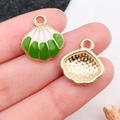 Ciondolo a conchiglia a righe verdi e bianche per gioielli fai-da-te con retro dorato - Conchiglia Marina in Smalto Verde (12035) / 16x17mm