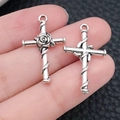 Pendentif croix en alliage argenté antique avec motif de rose pour bijoux DIY - 15x26mm / Style Croix Rose Argent Antique (16921)