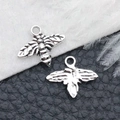 Colgantes de abeja de aleación detallados con texturas de alas para joyas DIY - Abeja Pequeña de Plata Antigua (2390) / 16x13mm