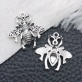 Colgante de abeja en plata antigua para joyería DIY con detalles de alas - Abeja de Plata Antigua (7226) / 24x26mm