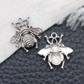 Colgante de abeja en plata antigua con detalles en las alas para joyería artesanal - Abeja de Plata Antigua (9187)