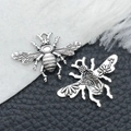 Colgantes de abejas de plata antigua con grabados florales para bisutería artesanal - Abeja de Plata Antigua (9189)
