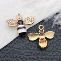 Colgante de abeja dorada con diamantes de imitación y detalles de esmalte negro - Abeja de Esmalte Negro (11874)