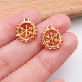 Zwei goldene Schneeflocken-Anhänger mit strukturiertem Rundrahmen für DIY-Schmuck - Oval Schneeflocke (11628)