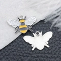 Colgante de abeja en esmalte amarillo y negro con reverso plateado para joyería DIY - Abeja de Esmalte K Blanco (11997)