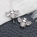 Colgantes de abeja en plata antigua con alas texturizadas para bisutería artesanal - Cuenta Espaciadora de Abeja de Plata Antigua (15988)