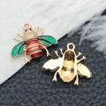 Colgante de abeja en oro con alas de esmalte verde y detalles de rayas rojas de DIY - Insecto Abeja de Esmalte (18642)