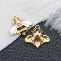 Colgante abeja DIY con esmalte amarillo e incrustación de perlas sobre metal dorado - Abeja de Perla Amarilla Esmalte (19000)