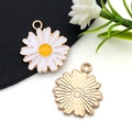 Détail de l'avant et de l'arrière de breloques marguerites en émail blanc et alliage - Style Chrysanthème Émail Blanc (14777)