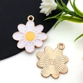 Vue détaillée des pendentifs marguerite en émail blanc avec placage en or rose pour DIY - Style Fleur en Émail Blanc (14765)