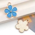 Vue détaillée du pendentif fleur en émail bleu et du dos doré pour création bijoux - Fleur Émail Bleu (14x17mm)(11876) / 14x17mm