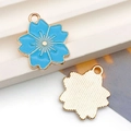 Détails macro des breloques fleurs de cerisier bleu ciel émaillées avec dos doré - Fleur de Cerisier Émail Bleu Lac (14794) / 17x19mm