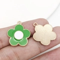 Détail d'un pendentif fleur en émail vert avec dos doré texturé et anneau pour bijoux - Grande Fleur Verte à Cinq Pétales (14753) / 19x21mm