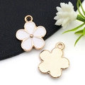 Pendentif marguerite en émail blanc avec alliage doré pour création de bijoux DIY - Style Fleur en Émail Blanc (11878)