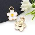 Pendentifs marguerites DIY pour bracelets avec émail blanc et centres floraux jaunes - Style Petite Marguerite en Émail Blanc (12255)