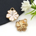 Pendentif fleur en émail blanc avec trois cristaux et plaqué or pour la création de bijoux - Style Fleur en Émail Blanc avec Strass (16697)