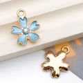 Pendentif fleur de cerisier bleu clair avec cristal central pour bijoux DIY - Fleur de Cerisier Émail Bleu Lac avec Strass (14x16mm)(9923) / 14x16mm