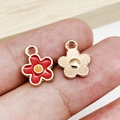 Pendentifs fleurs rouges avec dos en métal doré pour la création de bijoux faits main - Petite Marguerite Rouge (10x13mm)
