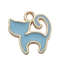 Himmelblauer Emaille-Katzenanhänger mit Goldplattierung für DIY-Schmuckzubehör - Seeblaue Katze mit gewölbtem Rücken-9936