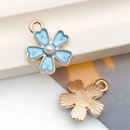 Pendentif fleur en émail bleu avec perle et base en métal doré pour bijoux DIY - Cerisier en Émail Bleu Lac Avec Perle Artificielle (12080) / 12x15mm