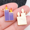 Colgante de vela dorada con detalle de esmalte púrpura y reverso metálico para joyería DIY - Vela de Halloween Esmaltada Púrpura (19515)