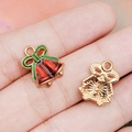 Detalle macro de colgantes de campana de Navidad con lazos de esmalte verde y textura de metal - Estilo Campana de Navidad Roja (12526)