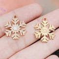 Vista macro de dijes de copos de nieve de esmalte blanco y oro texturizado para joyería DIY - Copo de Nieve Dorado KC Blanco (18062)