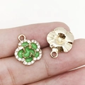 Pendentif fleur en émail vert avec strass blancs étincelants et anneau doré - Hibiscus en Email avec Strass (18055) / 14x17mm