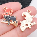 Colgante de gato negro de Halloween con sombrero de mago rojo para joyería DIY - Gato con Escoba Mágica de Halloween Esmaltado Negro (19529)