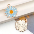 Pendentif marguerite bleue avec placage d'or et centre orange pour la création de bijoux - Chrysanthème Émail Bleu Lac (16x18mm)(14778) / 16x18mm