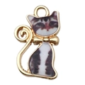Katzen-Anhänger mit Goldbeschichtung und weißem Emaille-Muster für DIY-Schmuckbau - Gefleckte weiße Druckkatze-19116