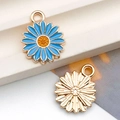 Breloques marguerites en émail bleu avec dos texturé doré pour bracelets artisanaux - Petite Chrysanthème Émail Bleu Lac (13x16mm)(14787) / 13x16mm