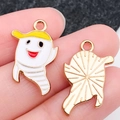 Colgante de fantasma con gorra amarilla y reverso dorado para accesorios de joyas - Fantasma a Rayas de Halloween Esmaltado Blanco (19541)