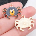 Colgante de araña de Halloween con monstruo de un ojo y reverso texturizado en oro - Araña de Ojos Grandes de Halloween Esmaltada Negra (19548)