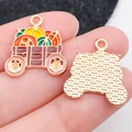 Colgante de carro de calabaza en esmalte con baño de oro para creación de joyas DIY - Carretilla de Calabazas