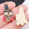 Colgante de búho esmaltado con reverso de metal en oro rosa mostrado de cerca a mano - Estilo Búho Gris Sombrero Mágico