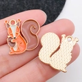 Lindo colgante de ardilla de aleación esmaltada para pulseras y llaveros DIY - Estilo Ardilla Con Piña