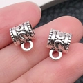 Colgantes cilíndricos plata antigua con motivos florales para joyería DIY - Enganche Triple Plata Antigua (8280)