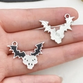 Schwarzer Fledermaus-Anhänger mit Totenkopf-Motiven und silberner Rückseite für DIY - Fledermaus Und Totenkopf Stil / 22x28mm