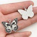 Colgante de mariposa gótica con calavera y acabado en esmalte blanco y negro - Estilo Mariposa (19383) / 1 Pieza (22x28mm) / Negro