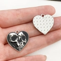 Colgante corazón gótico de esmalte negro con calavera y reverso plateado para joyería DIY - Estilo Corazón Calavera (19384) / 1 Pieza/Paquete (21x22mm) / Negro