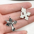 Colgante de cruz gótica con gota de aceite negro y reverso de metal con textura plata - Estilo Cruz de Ángel (19387)