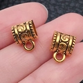 Cuentas cilíndricas doradas DIY con grabados vintage para la creación de joyas - Enganche Triple Oro Antiguo (14333)