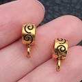 Cuenta cilíndrica de aleación dorada con espirales y enganche para creación de joyería DIY - Enganche Triple Oro Antiguo (14337)